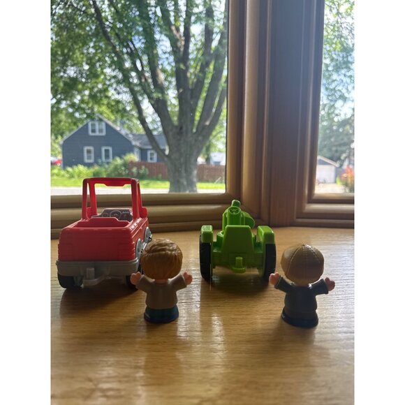 Fisher-Price Little People Red SUV & Green Tractor Toy Vehicles With Figures - Picture 4 of 5